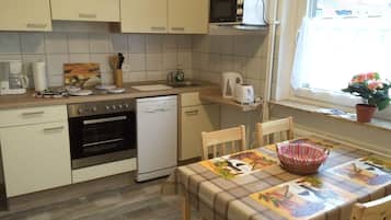 Apartment ( TW2 ) | Eigene Küche | Großer Kühlschrank, Mikrowelle, Ofen, Herdplatte