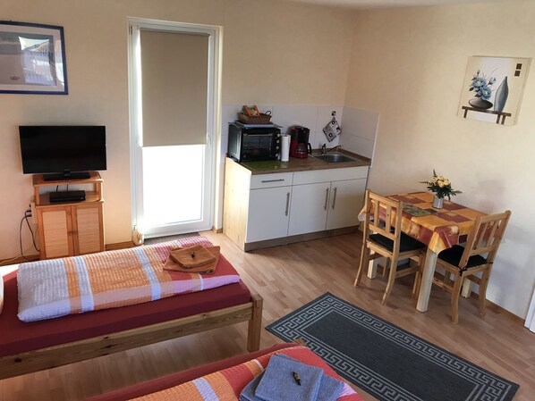 Double Room ( ES ) | Private kitchen | Full-sized fridge, microwave, oven, stovetop