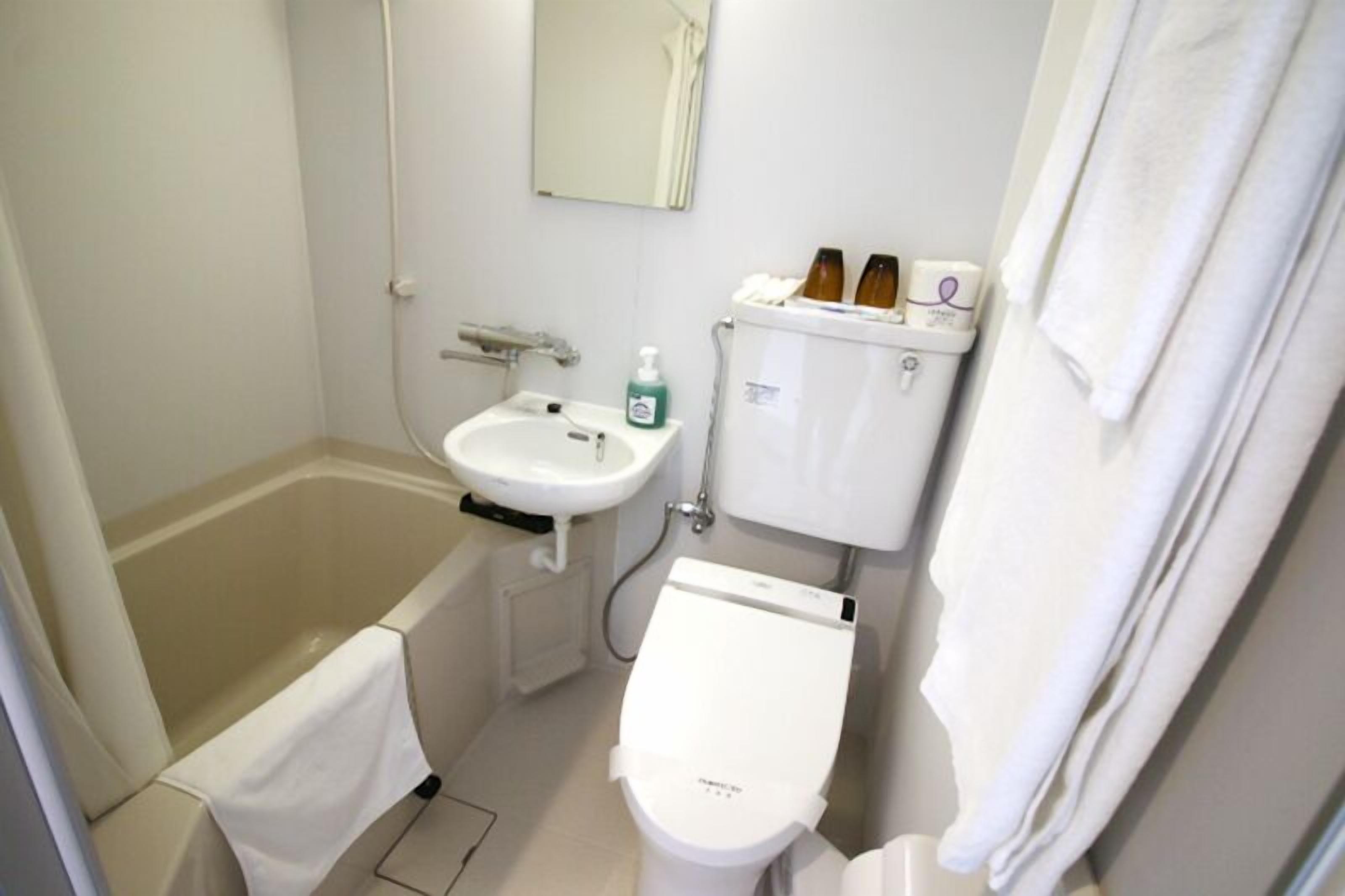 standard twin room | bathroom | shower, free toiletries, hair dryer, bathrobes