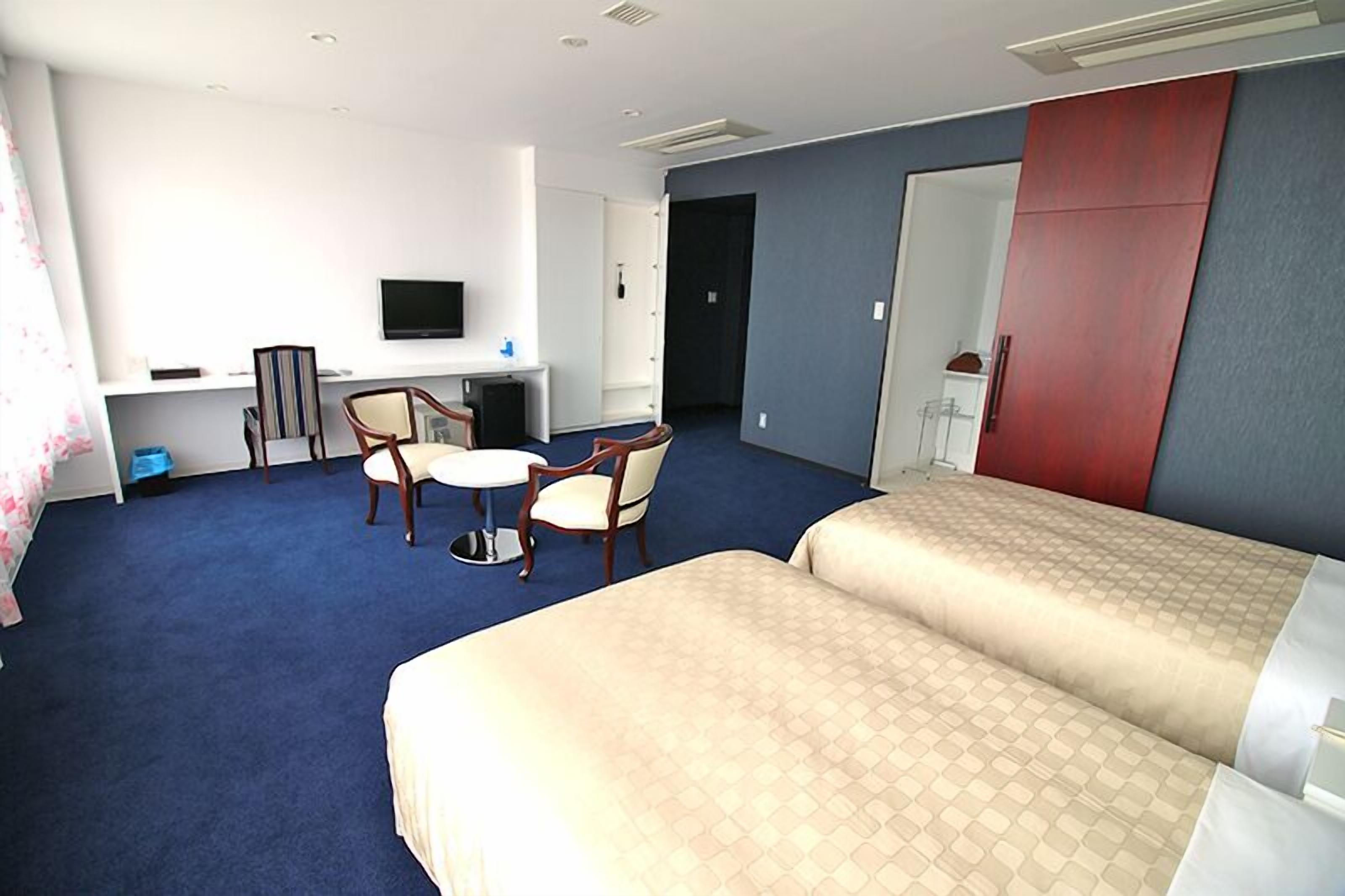 deluxe twin room | in-room safe, desk, laptop workspace, soundproofing