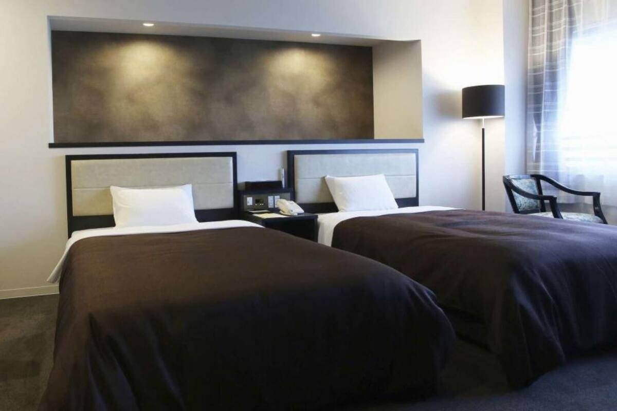 In-room safe, desk, laptop workspace, soundproofing