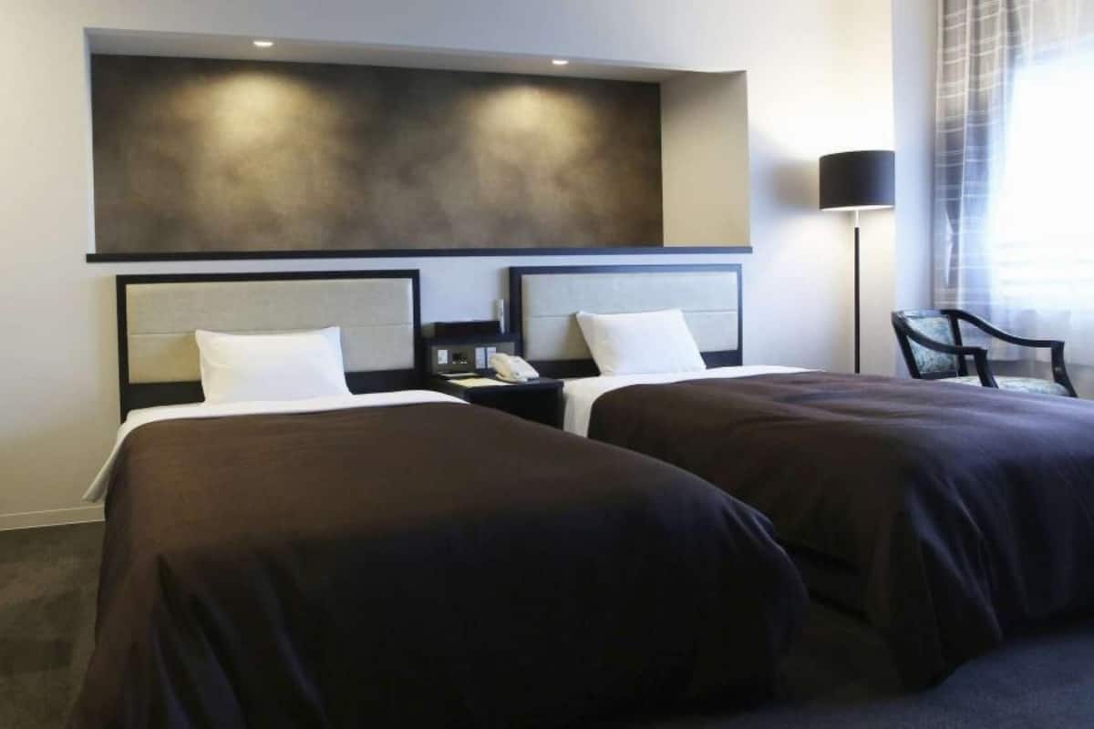 In-room safe, desk, laptop workspace, soundproofing