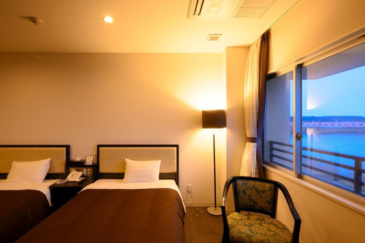 In-room safe, desk, laptop workspace, soundproofing