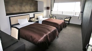 A hotel room with two beds, a desk, a chair, and a window with a view. - Lakeside Hot Spring Hotel Kunibiki (Izumo)