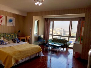 Deluxe Double Room | Meja, langsir/tirai gelap terus, Wi-fi percuma 