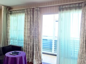 Deluxe Twin Room | Meja, langsir/tirai gelap terus, Wi-fi percuma 