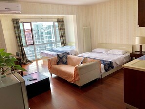 Deluxe Twin Room | Meja, langsir/tirai gelap terus, Wi-fi percuma 