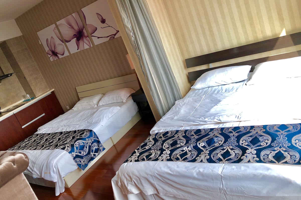 Deluxe Twin kamer | Een bureau, verduisterende gordijnen, gratis wifi