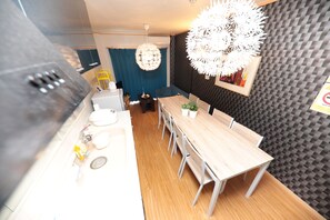 Flat-screen TV - PENGUIN-Mura (Osaka)