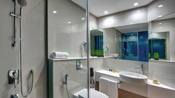 تجهيزات دش، مستلزمات مجانية للعناية الشخصية، مجففات شعر، خف للقدمين