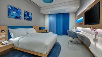 أغطية فراش متميزة وميني بار وخزنة داخل الغرفة ومكتب