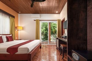 Habitación superior, 1 cama de matrimonio grande, vistas a la ciudad | Ropa de cama de alta calidad, minibar, caja fuerte y escritorio