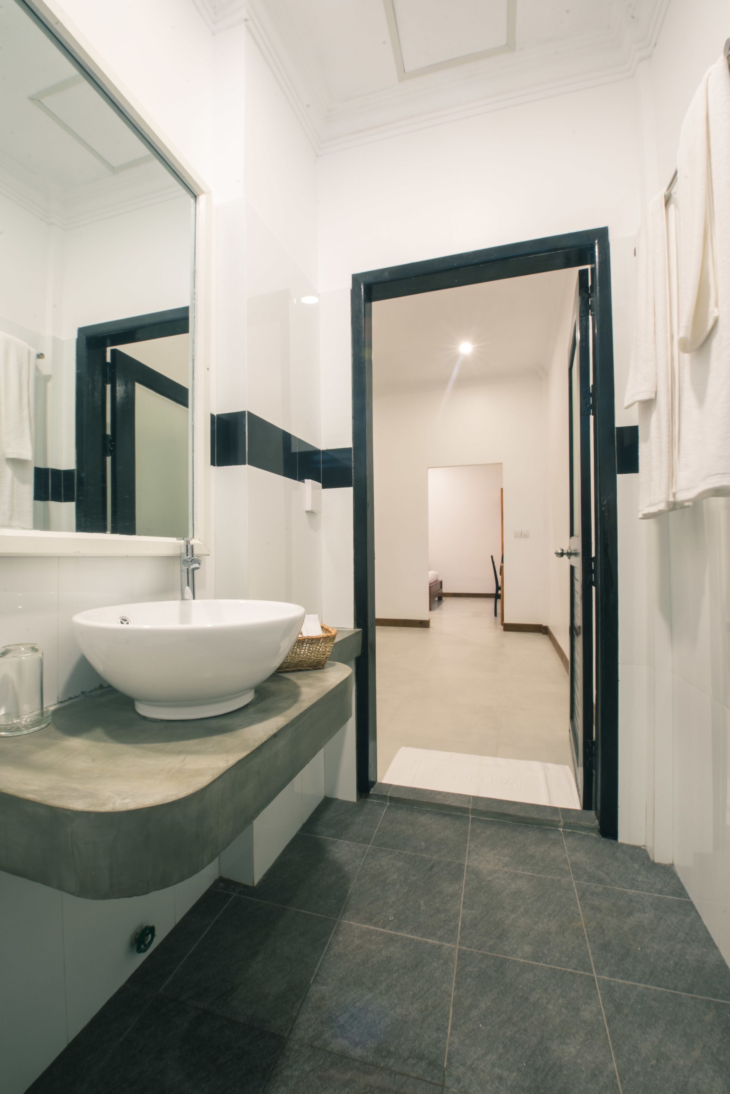 deluxe double room, 1 king bed | bathroom | combined shower/bathtub, deep-soaking bathtub, free toiletries