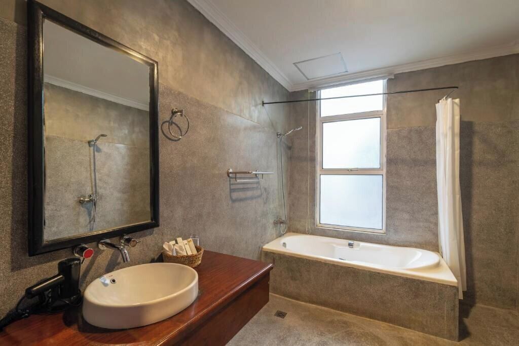 three-bedroom family suite 06 adult | bathroom | combined shower/bathtub, deep-soaking bathtub, free toiletries