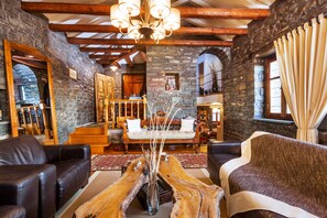 Televisión de pantalla plana, chimenea y reproductor de DVD 