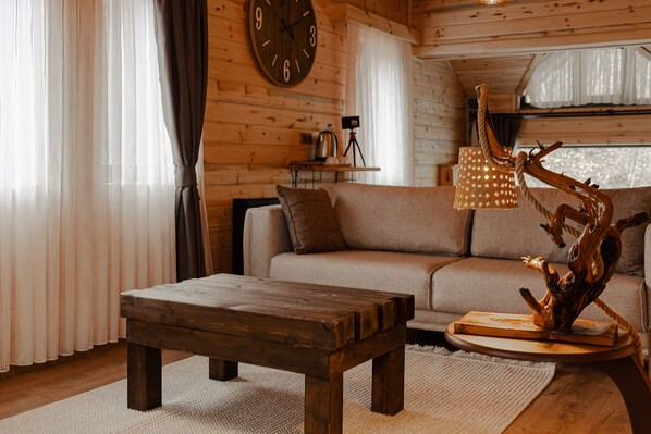 Chambre Deluxe, 1 lit double, baignoire à jets | Coin séjour | Télévision LCD de 55 pouces avec chaînes par satellite, télévision