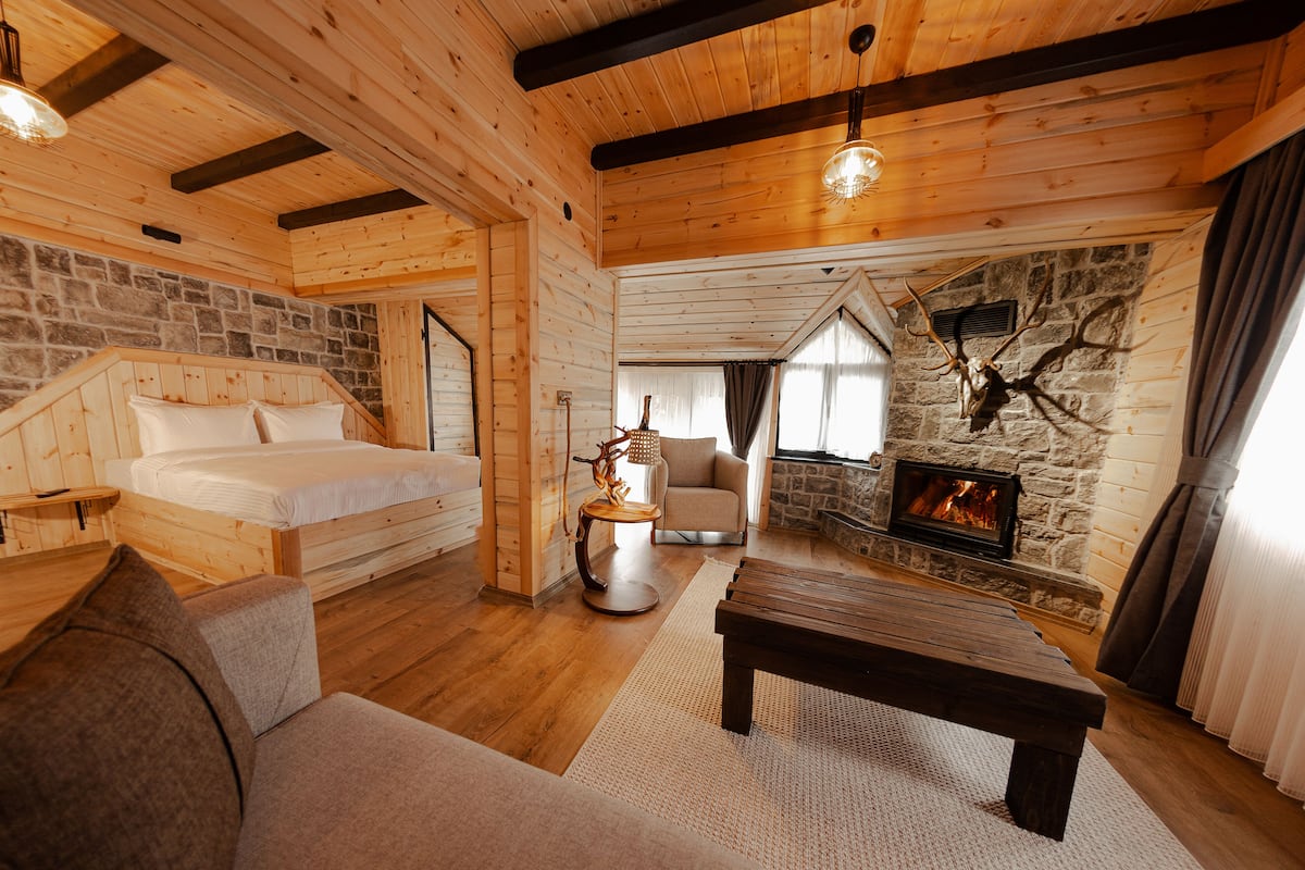 Deluxe Room, 1 Double Bed, Jetted Tub | Desk, laptop workspace, blackout drapes, free WiFi