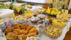 A buffet with various food items, including bread, fruits, and beverages. - Hotel Holidays (Barrea)