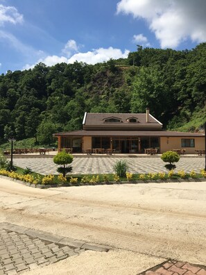 Front of property - Kizkalesi Hotel (Kartepe)
