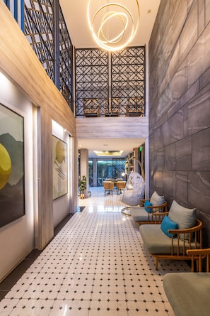 Se sirven desayunos, comidas, cenas y cocina local e internacional