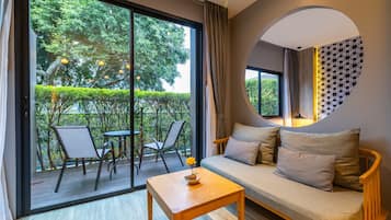 Chambre Double Deluxe, vue piscine | Couette en duvet d'oie, coffres-forts dans les chambres, bureau