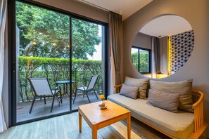 Habitación doble Deluxe, vista a la alberca | Edredón, caja de seguridad en la habitación y escritorio