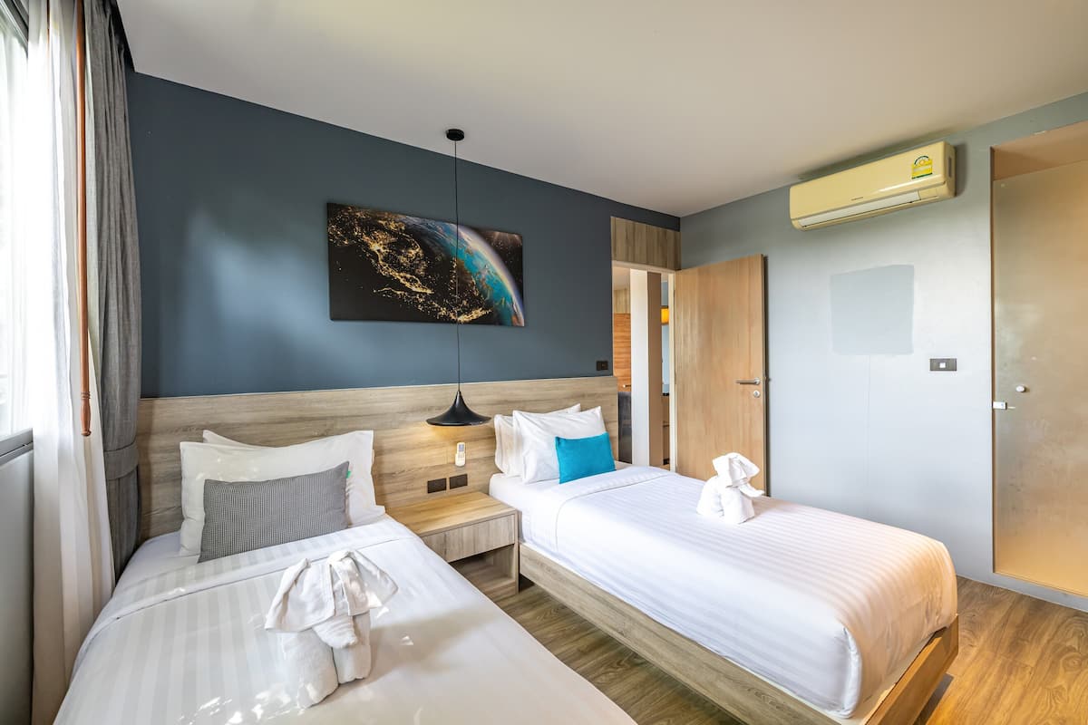 Chăn bông, két bảo mật tại phòng, bàn