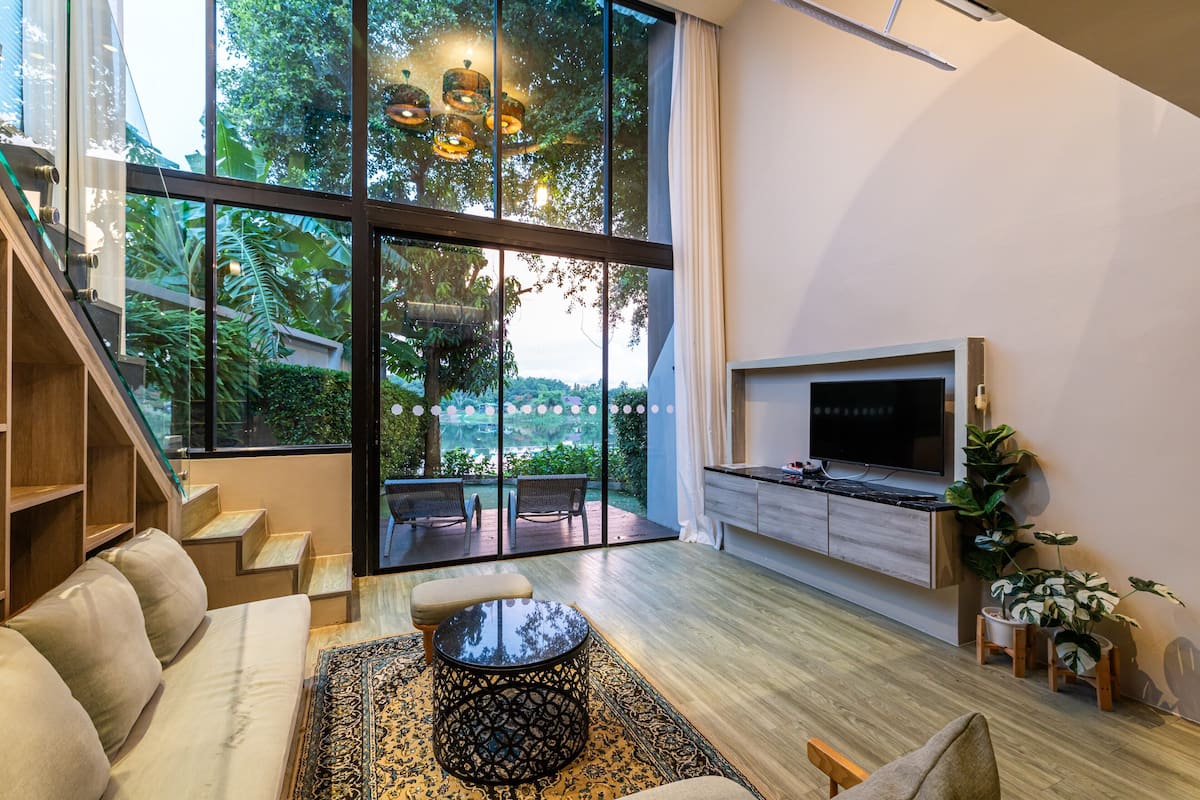 Family Two Bedroom Front Lake View | 2 slaapkamers, een kluis op de kamer, een bureau, geluiddichte muren