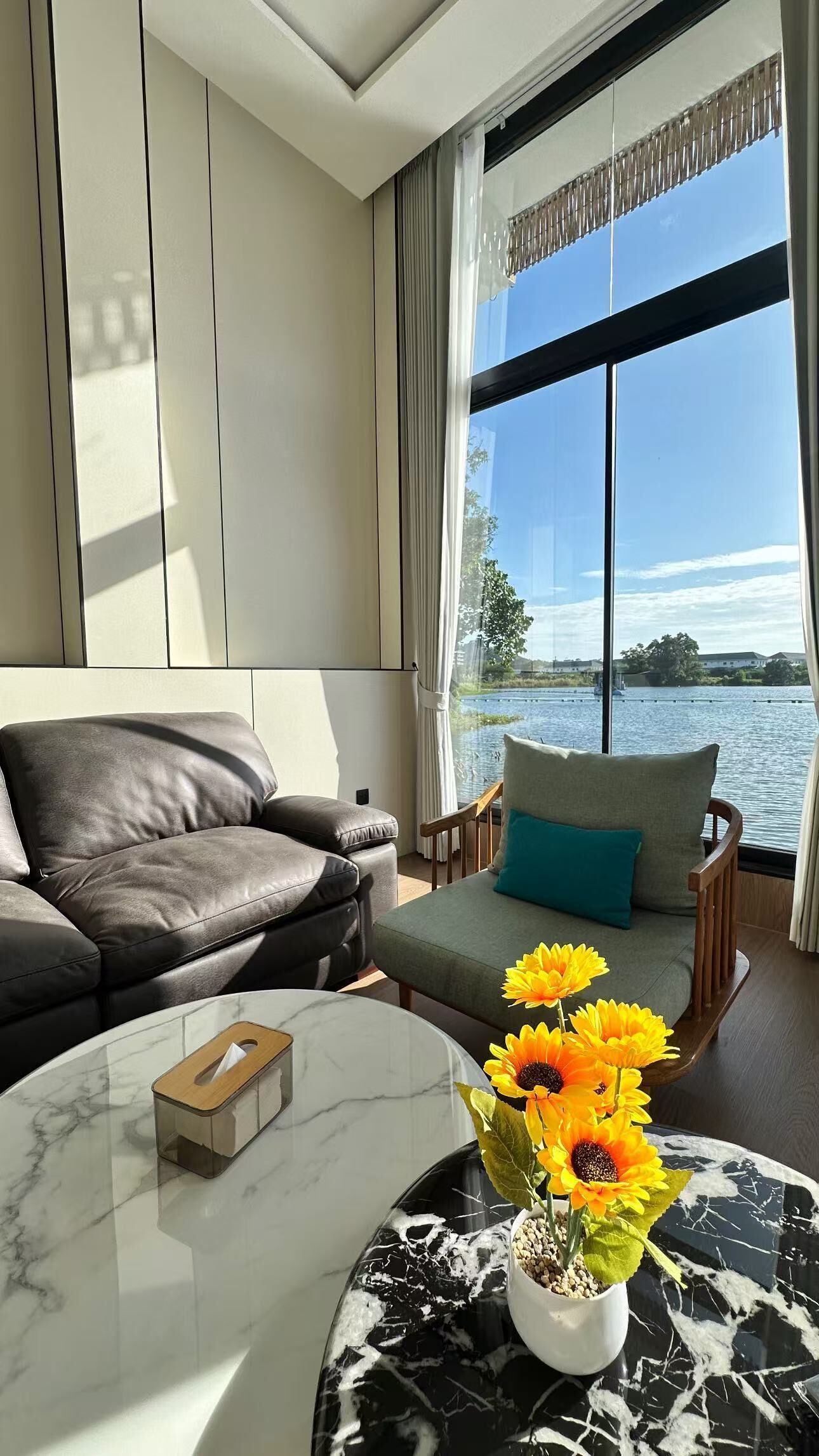 Televisi 26-inci dengan saluran TV satelit, buku, dan layanan streaming