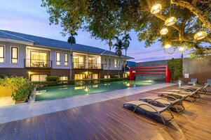 Una piscina al aire libre
