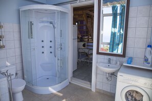 Appartement, 2 chambres, vue mer (Selini) | Salle de bain | Douche, sèche-cheveux, serviettes fournies