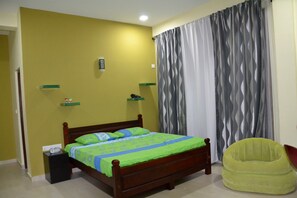 Desk, iron/ironing board, free WiFi - Villa Sam & Sun (Galle)