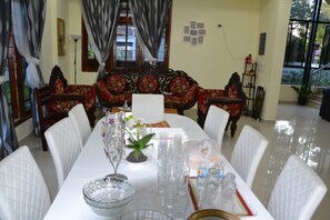 In-room dining - Villa Sam & Sun (Galle)