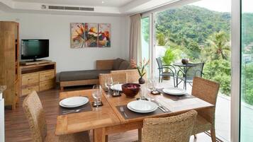 Cofres nos quartos, escrivaninha, quartos à prova de som