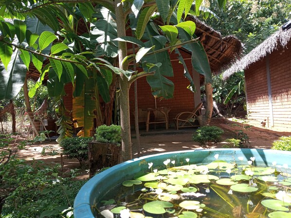 1 bedroom, in-room safe, individually decorated, individually furnished - Sandalwood Cottage (Udawalawa)