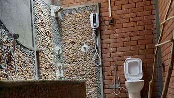 Casa de campo família | Banheiro | Produtos de toalete grátis, chinelos, bidê, toalhas de banho