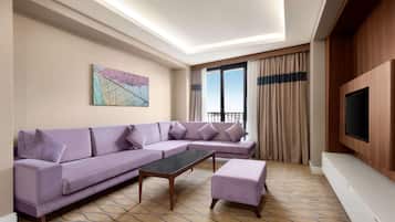 Hypo-allergenic bedding, minibar, in-room safe, desk