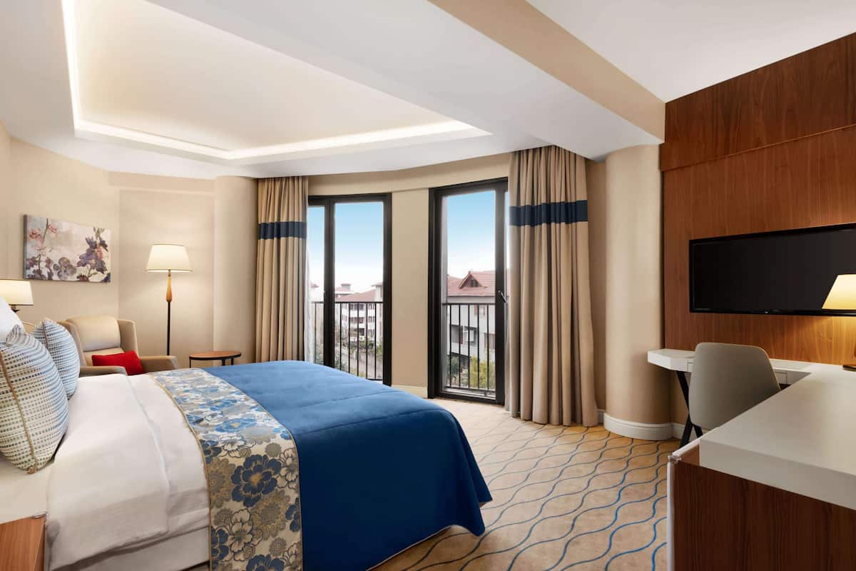 Hypo-allergenic bedding, minibar, in-room safe, desk