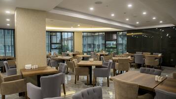 Déjeuner et dîner servis sur place