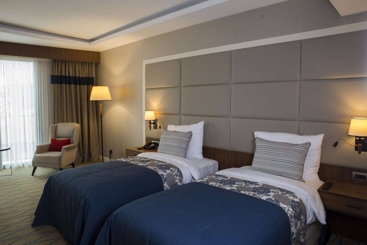 Hypoallergeen beddengoed, een minibar, een kluis op de kamer, een bureau