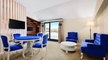 Hypo-allergenic bedding, minibar, in-room safe, desk