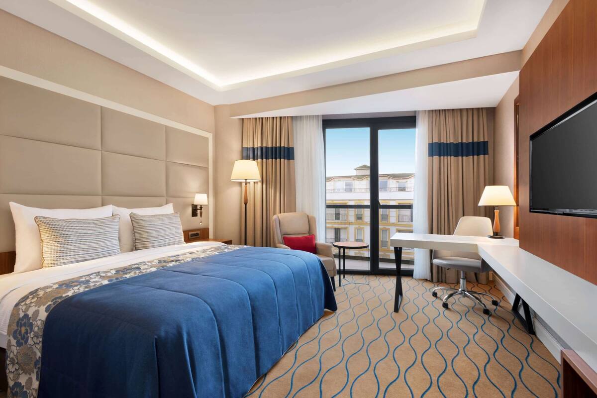 Hypoallergeen beddengoed, een minibar, een kluis op de kamer, een bureau