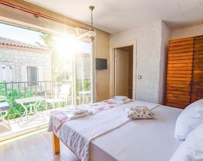 Ropa de cama de alta calidad y caja de seguridad en la habitación