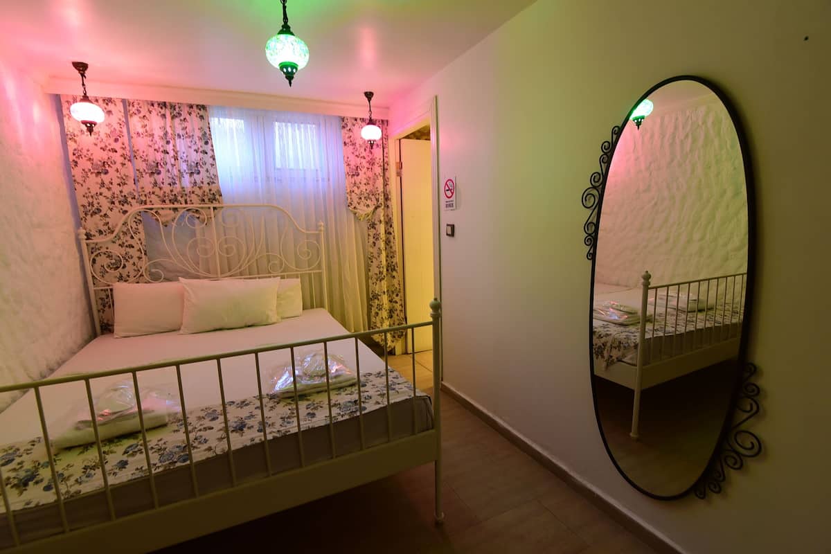 Habitación doble económica, 1 habitación | Ropa de cama de alta calidad y caja de seguridad en la habitación