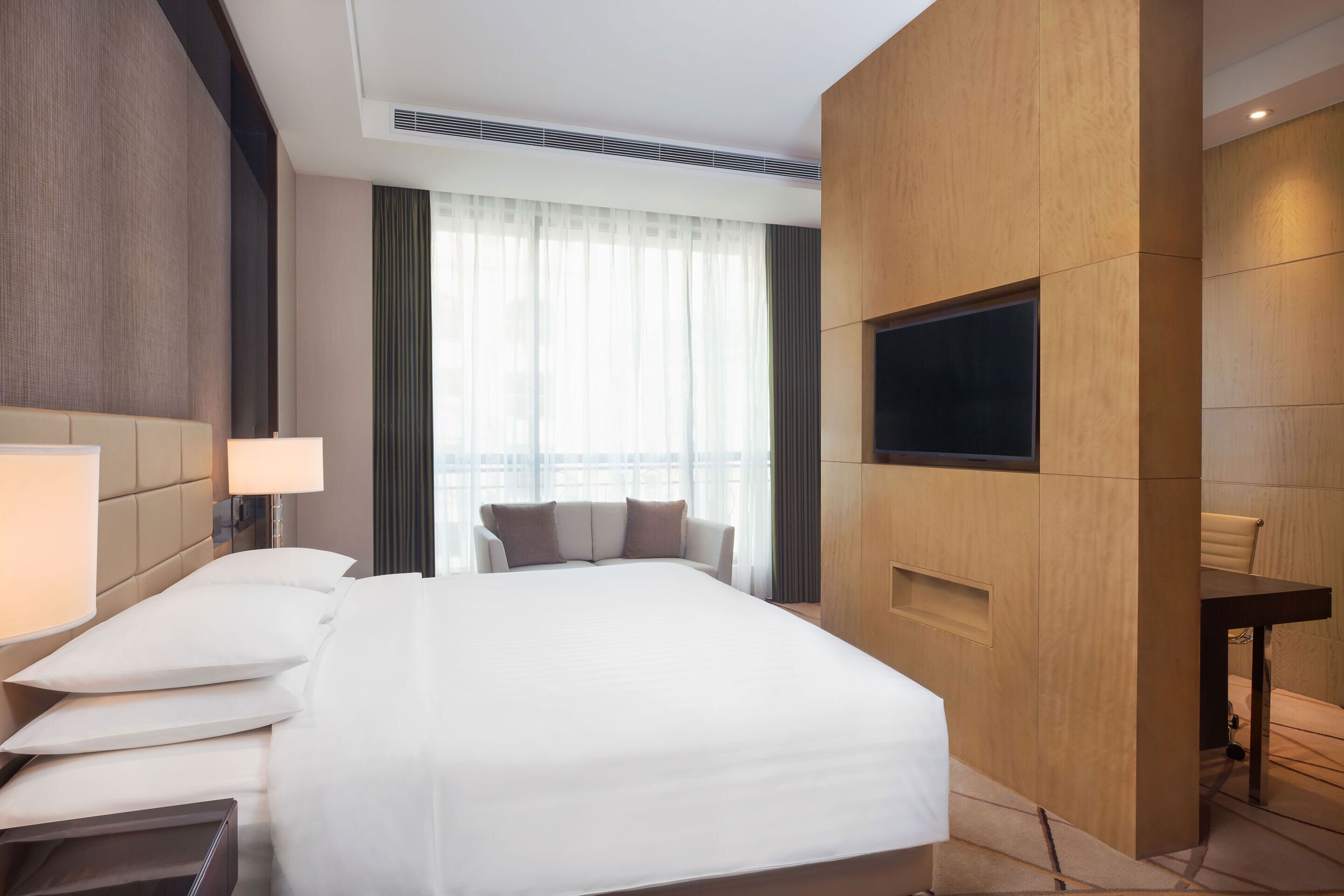 executive suite, 1 bedroom, city view | minibar, in-room safe, desk, blackout curtains