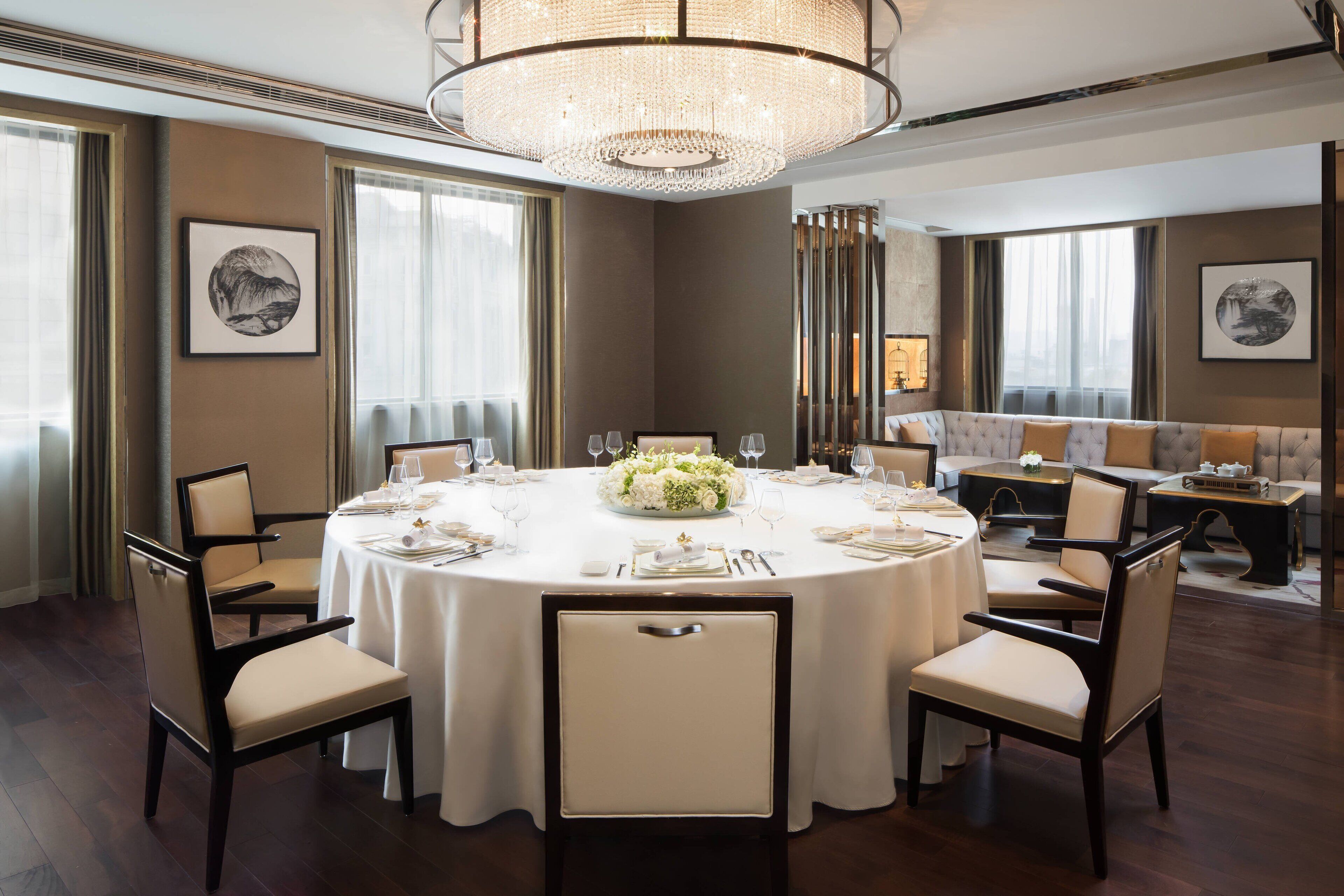 2 restaurants, breakfast served