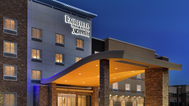 A Fairfield Inn & Suites Marriott hotel with a modern exterior, a covered entrance, and a well-lit facade. - Fairfield Inn & Suites by Marriott Boulder Longmont (Longmont)