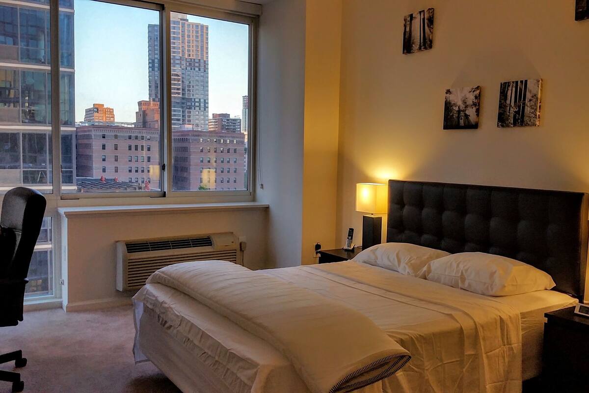 Apartamento Deluxe, 1 cama de matrimonio, vistas a la ciudad | Tabla de planchar con plancha, wifi gratis, mobiliario individual