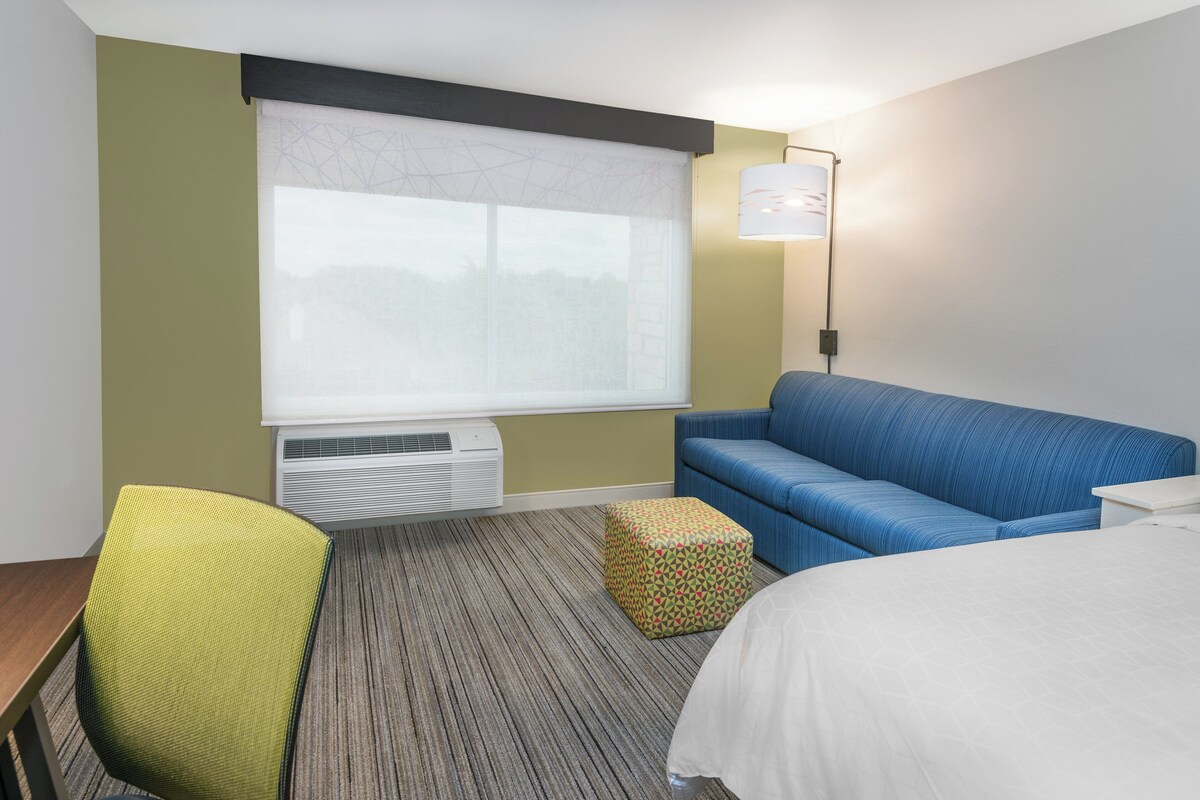 Hypo-allergenic bedding available, in-room safe, desk, laptop workspace