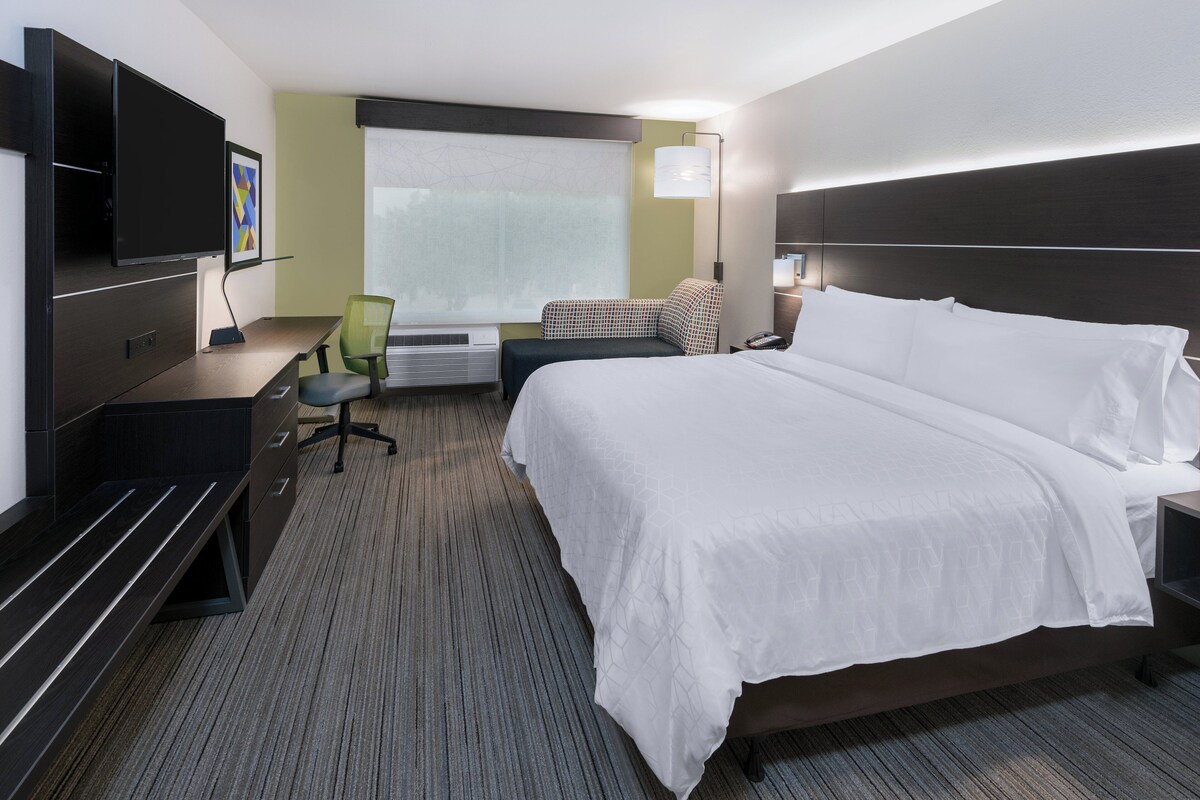 Hypo-allergenic bedding available, in-room safe, desk, laptop workspace
